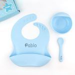 Vajilla con babero, bol y cuchara de silicona Celeste personalizada