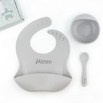 Vajilla con babero, bol y cuchara de silicona Gris personalizada