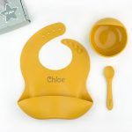Vajilla con babero, bol y cuchara de silicona Mostaza personalizada